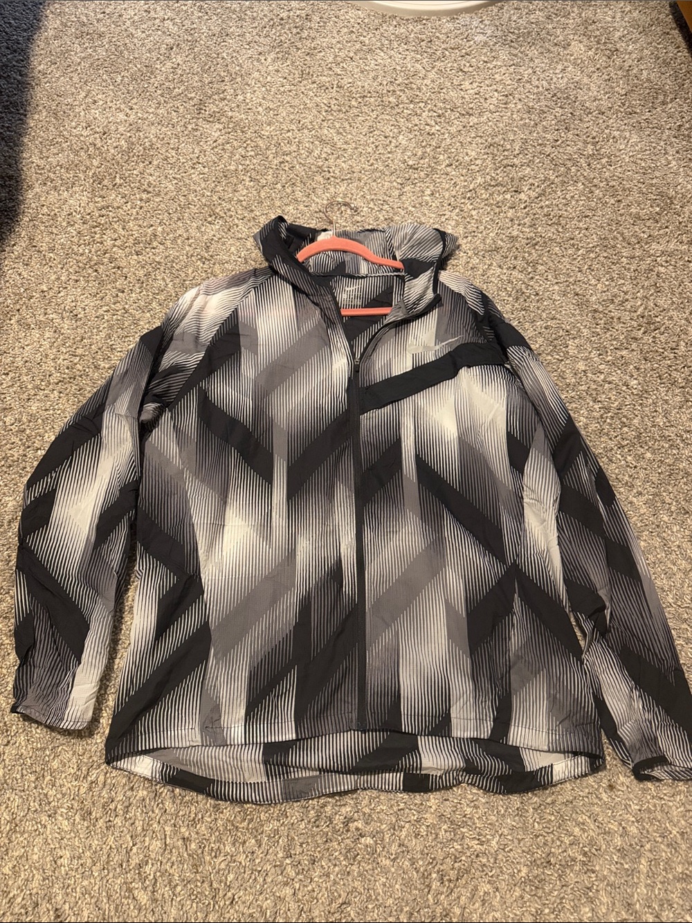 Nike Men's Black & Gray Geometric Lightweight Jacket